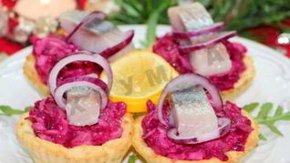 Сельдь под шубой в картофельных тарталетках