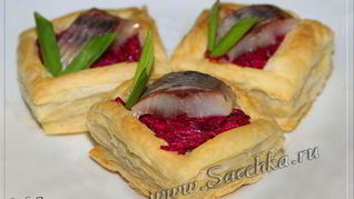 Закуска из слоеного теста Селедка под шубой