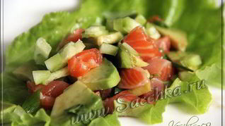 Салат с авокадо и форелью