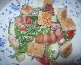 Салат с беконом и сухариками