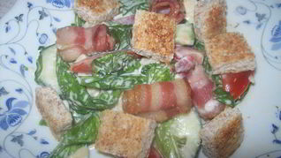 Салат с беконом и сухариками