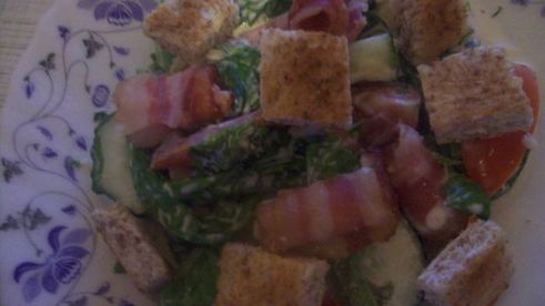 салат с беконом и сухариками