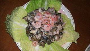 Салат с креветками и грибами