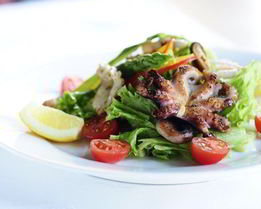 Салат с креветками и кальмарами