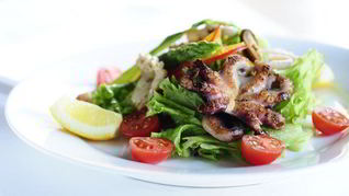 Салат с креветками и кальмарами