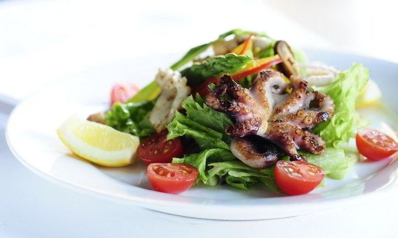 Рецепт салата с креветками и кальмарами