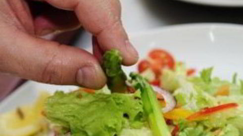 салат с креветками и кальмарами