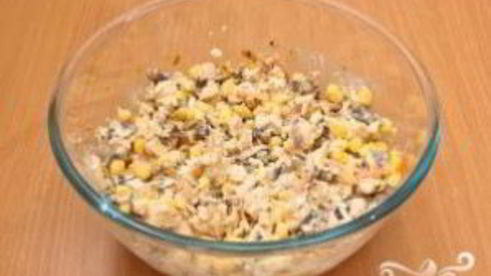 салат с кукурузой и грибами