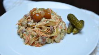 Салат с курицей и опятами