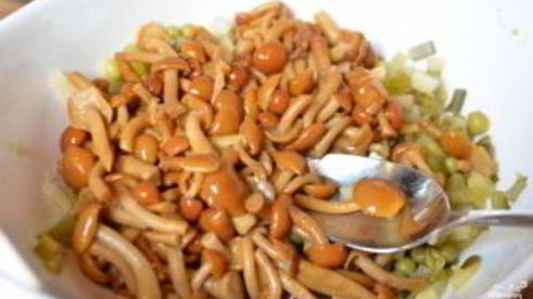 салат с курицей и опятами