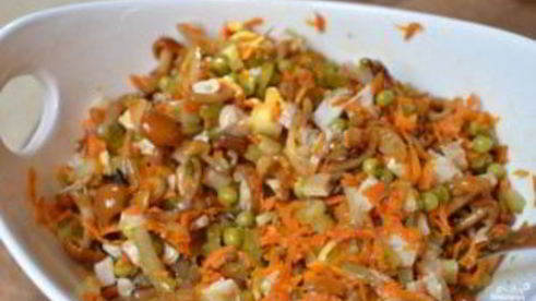 салат с курицей и опятами