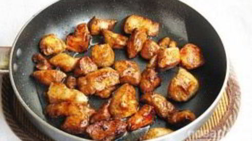 салат с курицей, сыром и ананасом