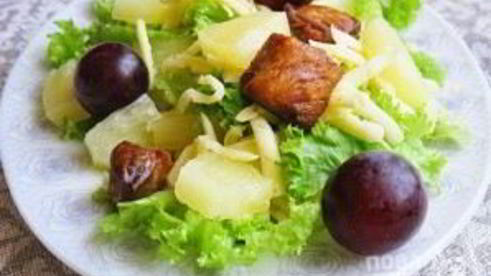 салат с курицей, сыром и ананасом