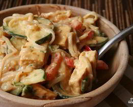 Салат с рисовой лапшой и овощами