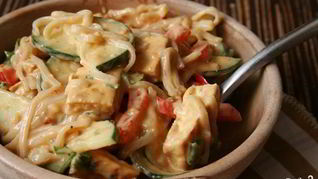 Салат с рисовой лапшой и овощами