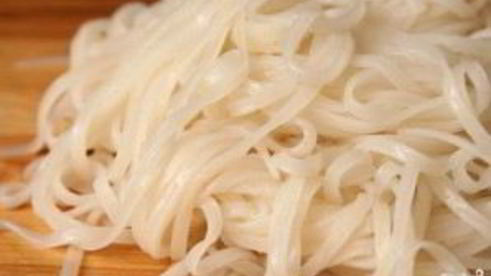 салат с рисовой лапшой и овощами