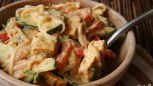 салат с рисовой лапшой и овощами