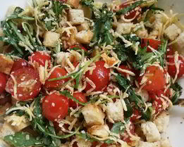 Салат с рукколой, черри, сухариками и кунжутом