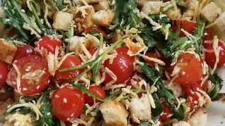 Салат с рукколой, черри, сухариками и кунжутом