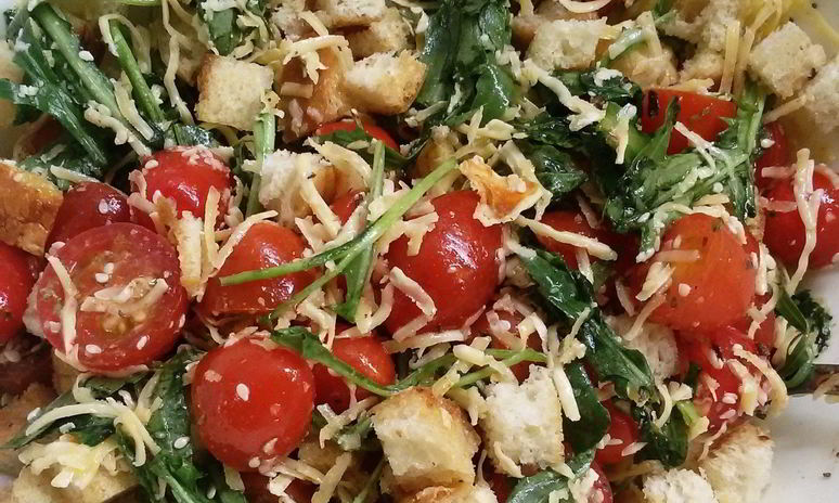Рецепт салата с рукколой, черри, сухариками и кунжутом