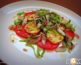 Салат с сельдью и картофелем под луковым соусом