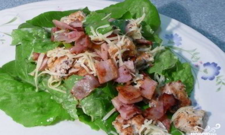 Рецепт салата цезарь с беконом