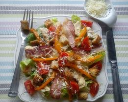 Салат Цезарь с индейкой