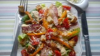 Салат Цезарь с индейкой