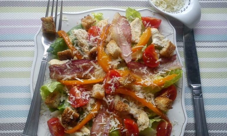 Рецепт салата цезарь с индейкой