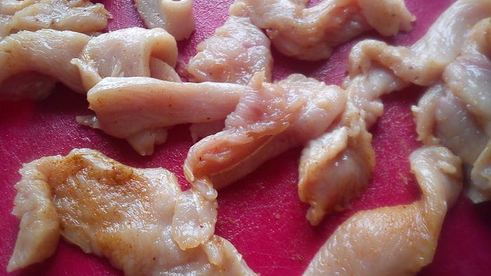 салат цезарь с индейкой