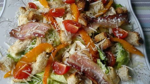 салат цезарь с индейкой