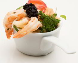 Салат цезарь с креветками и икрой