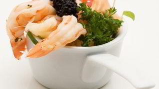 Салат цезарь с креветками и икрой