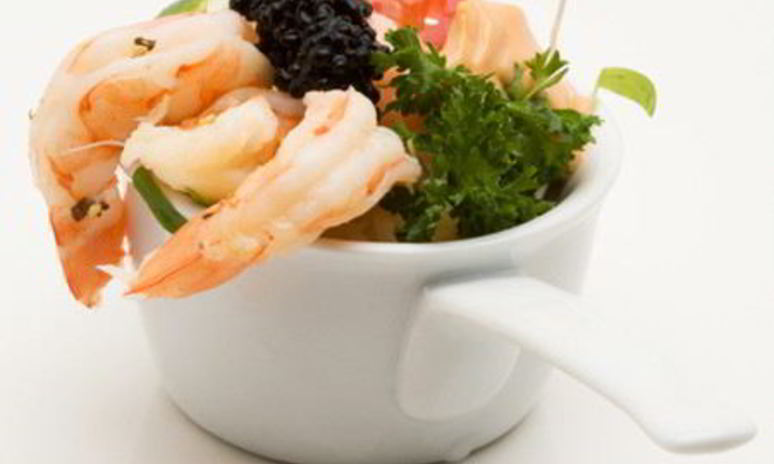 Рецепт салата цезарь с креветками и икрой