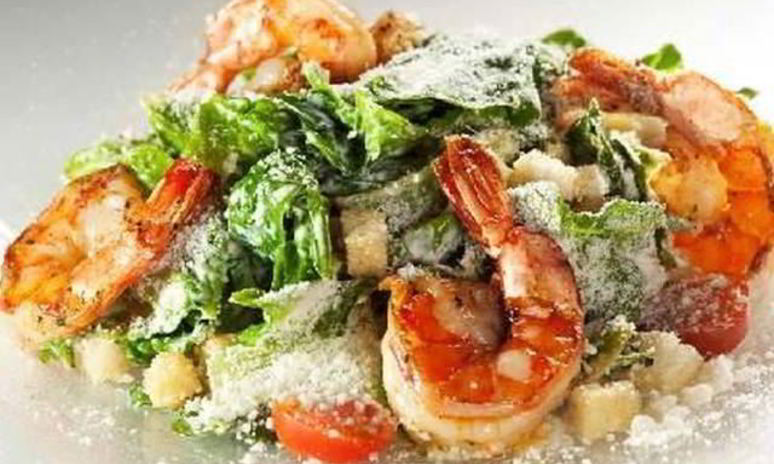 Рецепт салата цезарь с креветками