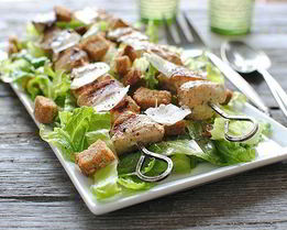 Салат Цезарь с курицей гриль