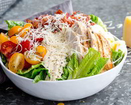 Салат цезарь с курицей и беконом