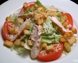 Салат Цезарь с курицей и сухариками