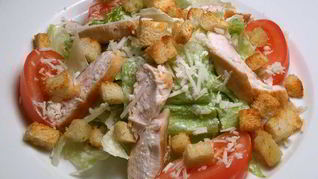 Салат Цезарь с курицей и сухариками