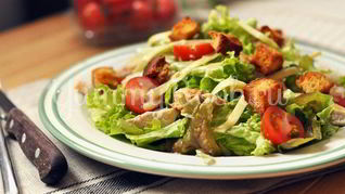 Салат Цезарь с курицей