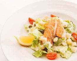 Салат цезарь с лососем