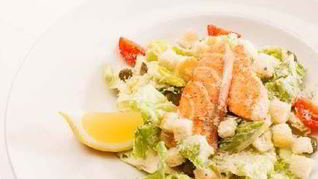 Салат цезарь с лососем