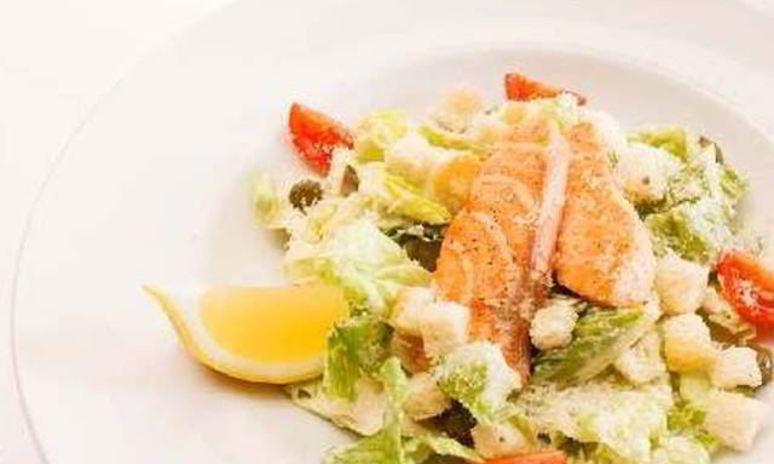 Рецепт салата цезарь с лососем