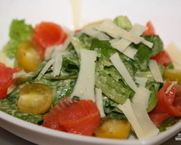 Салат Цезарь с рыбой