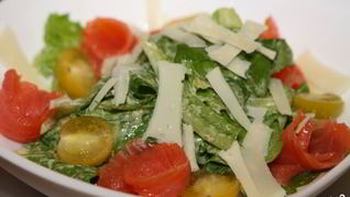 Салат Цезарь с рыбой