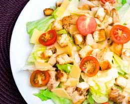 Салат Цезарь с соусом