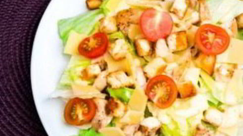 салат цезарь с соусом