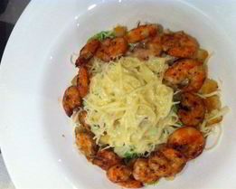 Салат Цезарь с жареными креветками и чесночными гренками