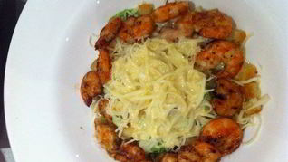 Салат Цезарь с жареными креветками и чесночными гренками