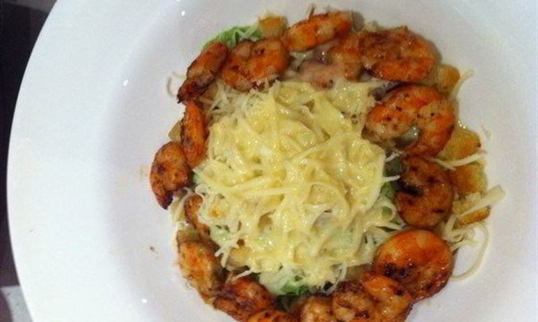 Рецепт салата цезарь с жареными креветками и чесночными гренками